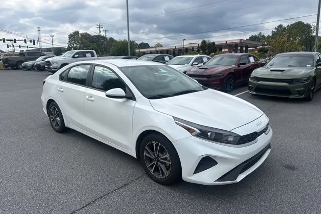 2023 Kia Forte LXS photo 1