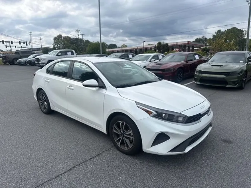 2023 Kia Forte LXS photo 1