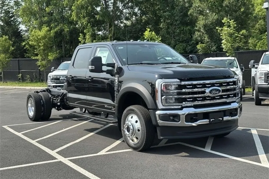 2025 Ford F-550 photo 1