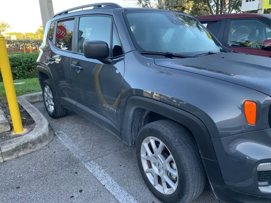 2022 Jeep Renegade Latitude photo 1
