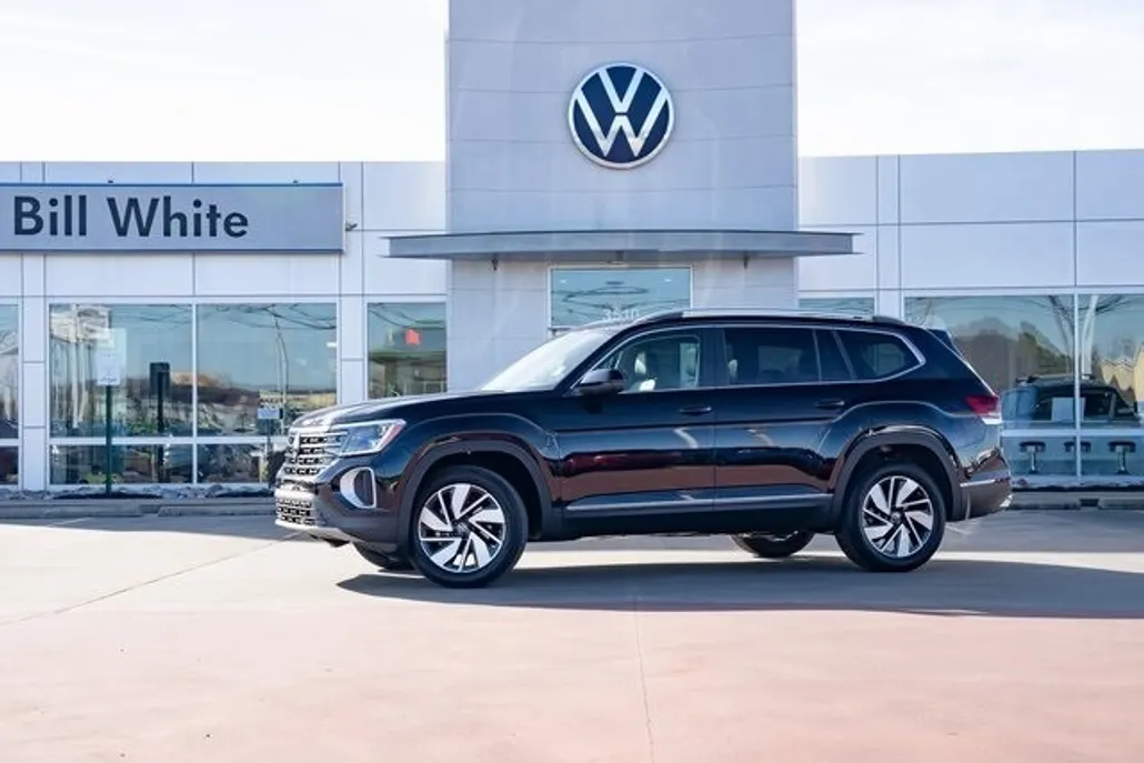 2025 Volkswagen Atlas SEL photo 1