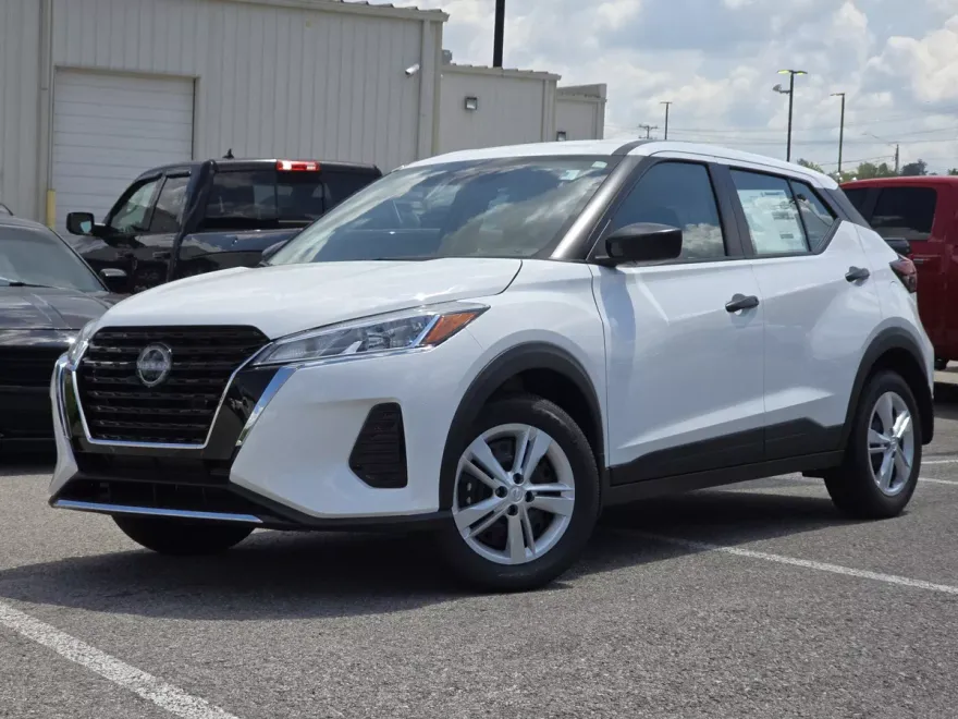 2025 Nissan Kicks Play S photo 1