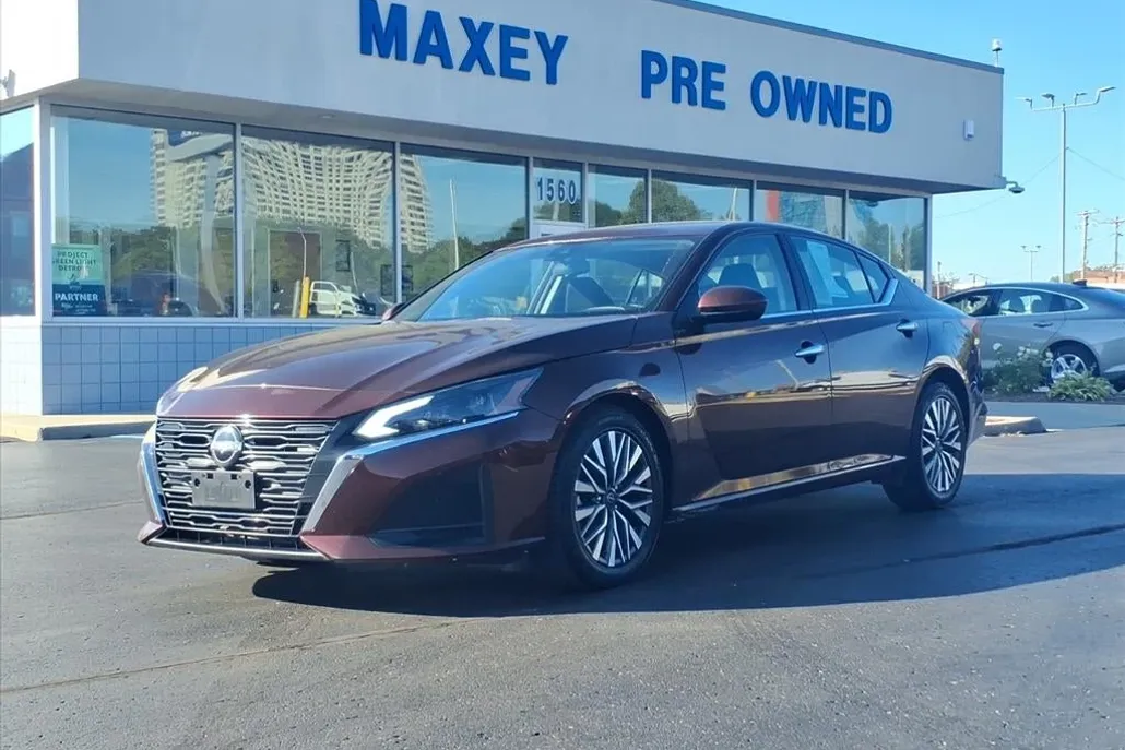 2023 Nissan Altima 2.5 SV photo 1