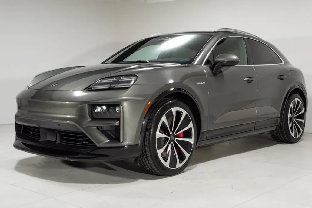 2024 Porsche Macan Electric Turbo photo 1