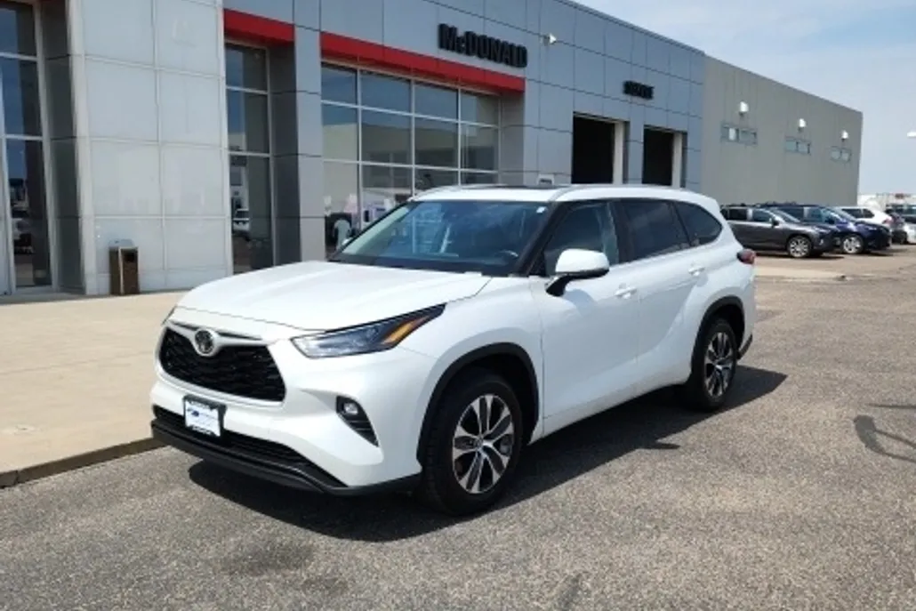 2023 Toyota Highlander XLE photo 1