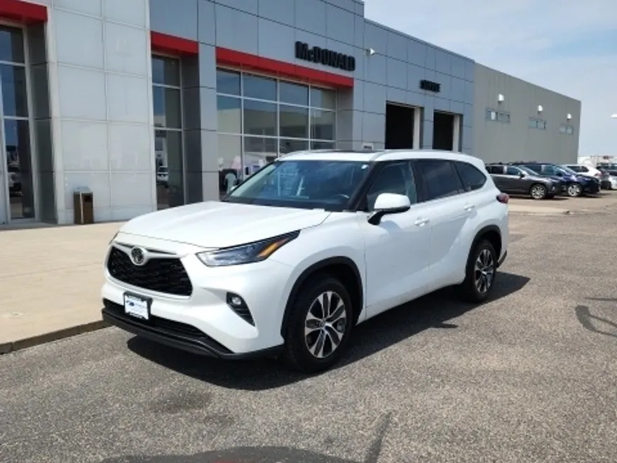 2023 Toyota Highlander XLE photo 1