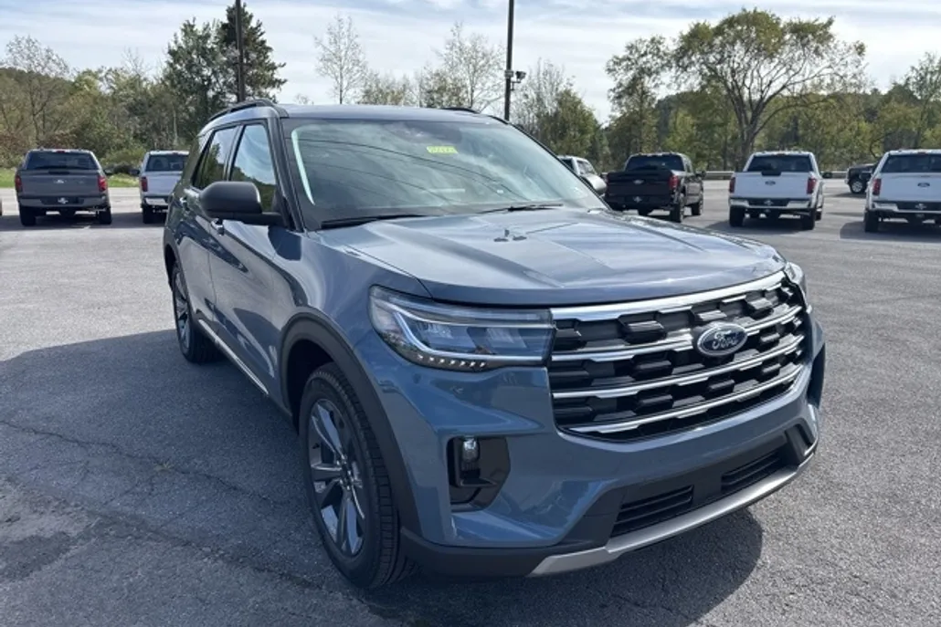 2025 Ford Explorer photo 1