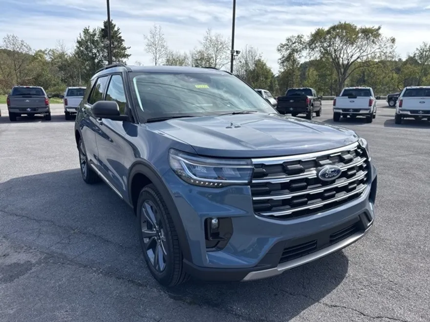 2025 Ford Explorer photo 1