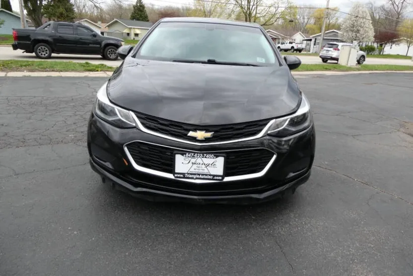 2017 Chevrolet Cruze LT photo 1