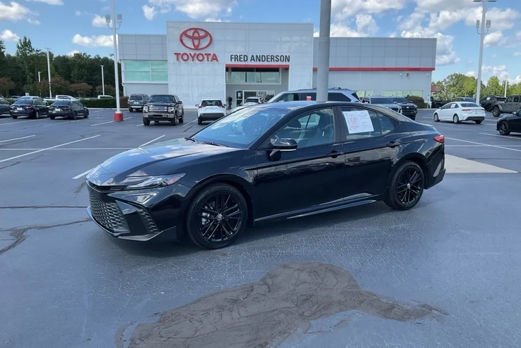 2025 Toyota Camry SE photo 1