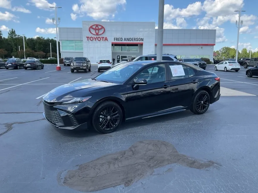 2025 Toyota Camry SE photo 1