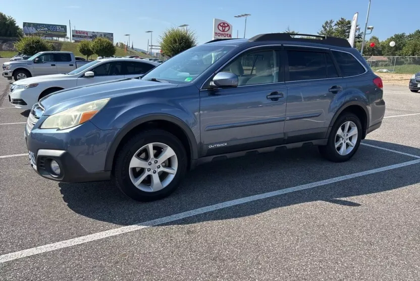 2014 Subaru Outback 2.5i Premium photo 1