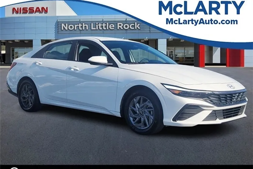 2024 Hyundai Elantra SEL photo 1