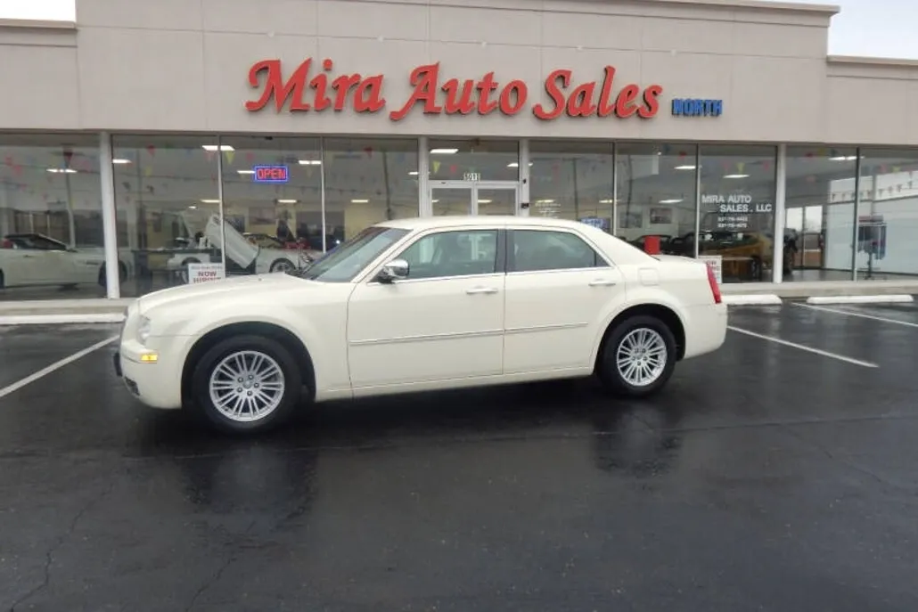 2010 Chrysler 300 Touring photo 1