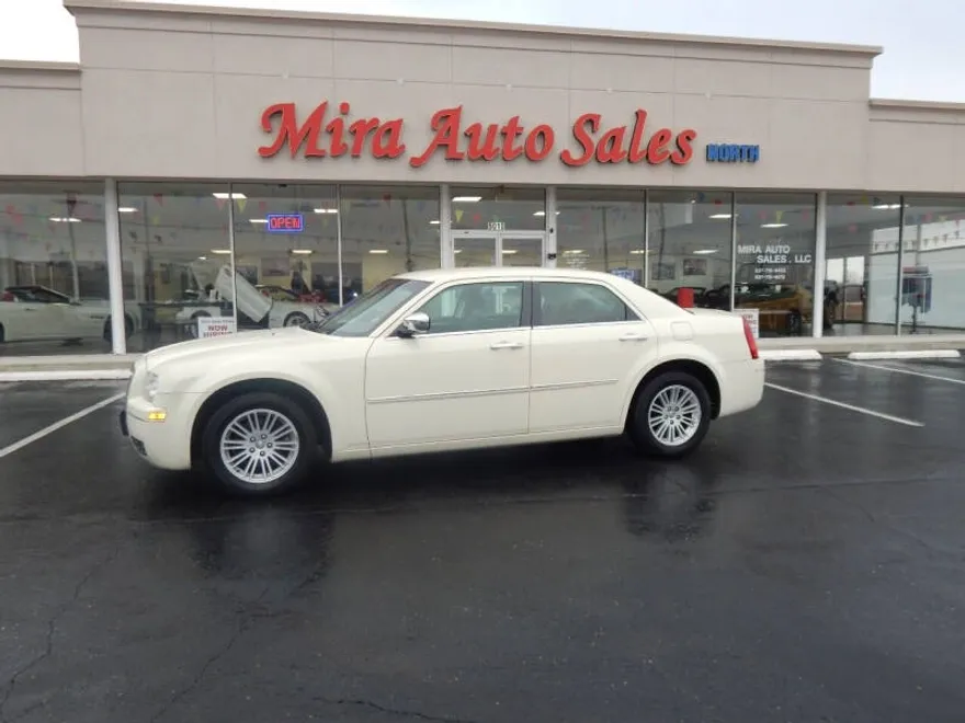 2010 Chrysler 300 Touring photo 1