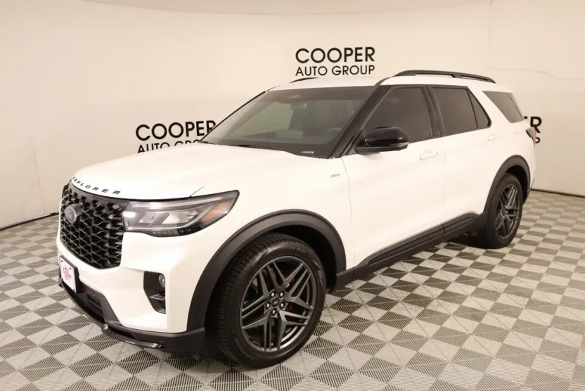 2025 Ford Explorer ST-Line photo 1
