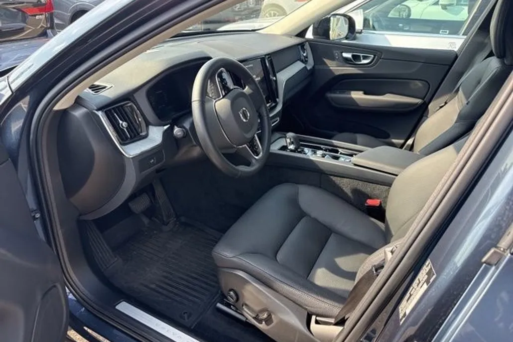 2025 Volvo XC60 B5 Plus photo 1