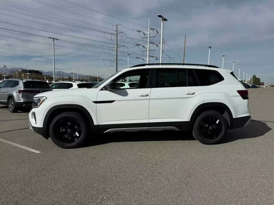 2025 Volkswagen Atlas Peak Edition photo 1