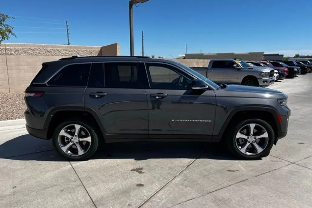 2023 Jeep Cherokee 4xe photo 1