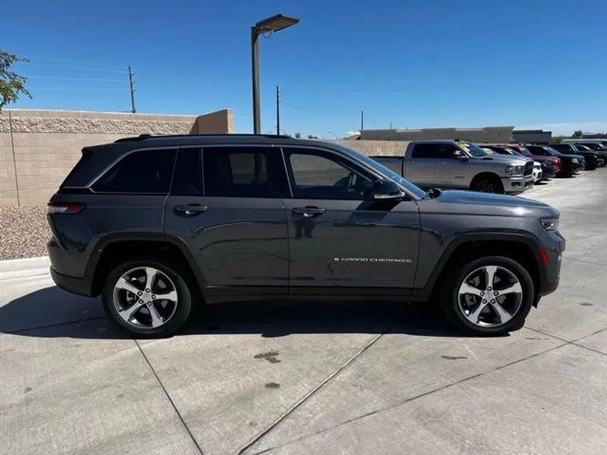 2023 Jeep Cherokee 4xe photo 1
