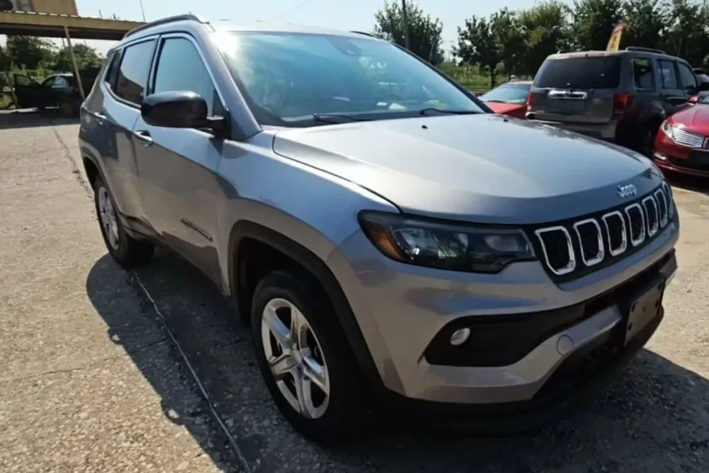 2024 Jeep Compass Latitude photo 1