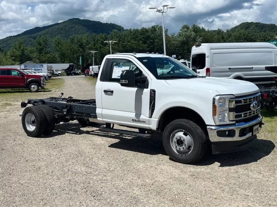 2025 Ford F-350 XL photo 1