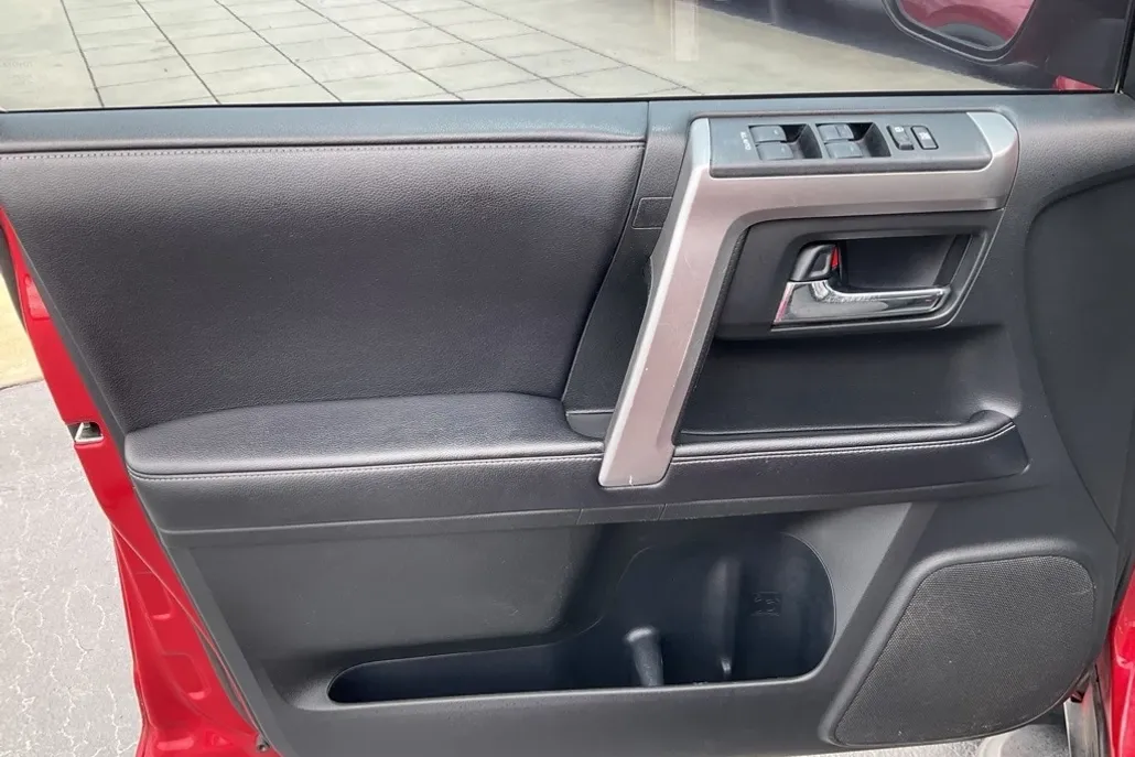 2017 Toyota 4Runner SR5 photo 1