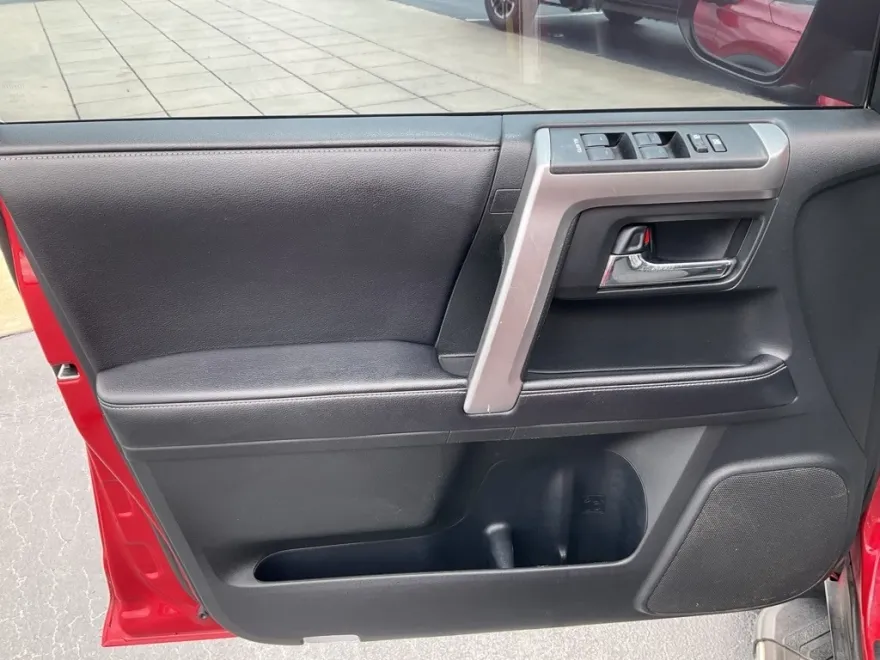 2017 Toyota 4Runner SR5 photo 1