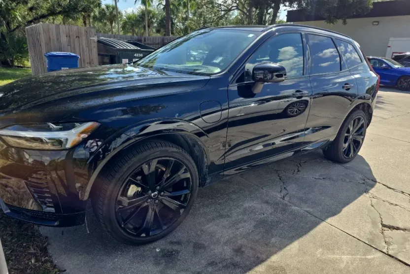 2024 Volvo XC60 Ultimate Black Edition photo 1