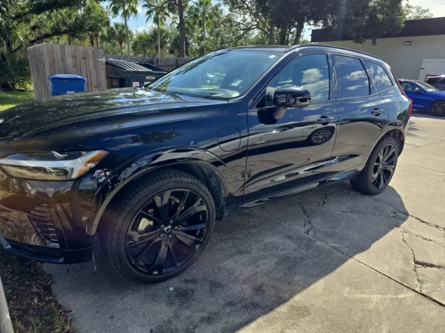 2024 Volvo XC60 Ultimate Black Edition photo 1