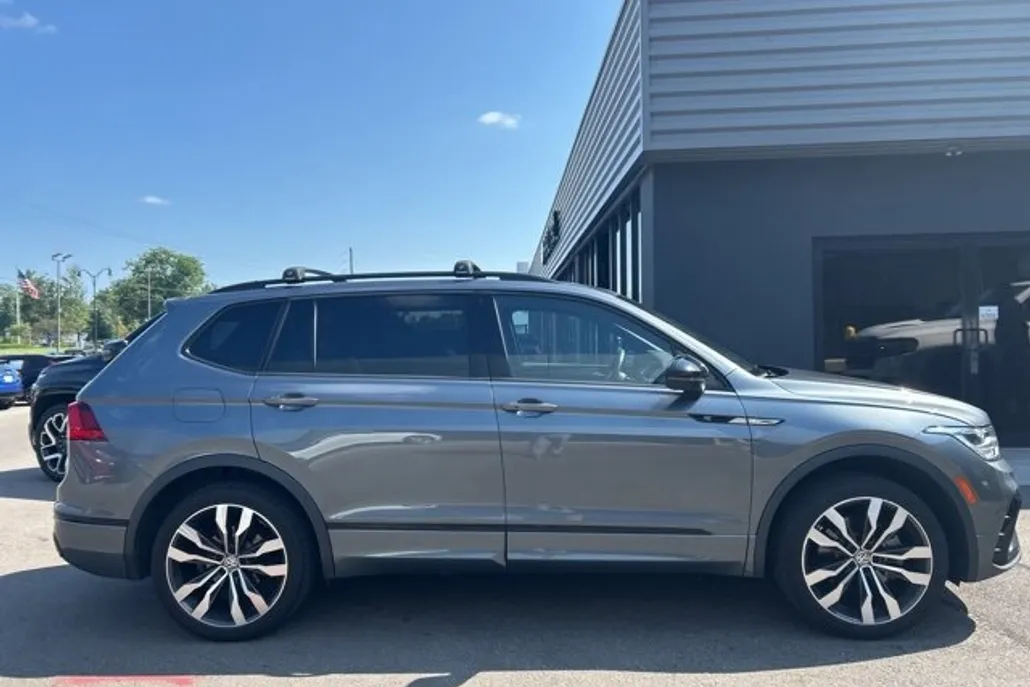 2022 Volkswagen Tiguan SE R-Line Black photo 1