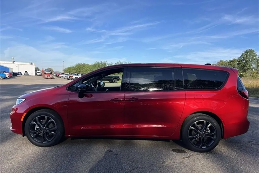 2026 Chrysler Pacifica photo 1