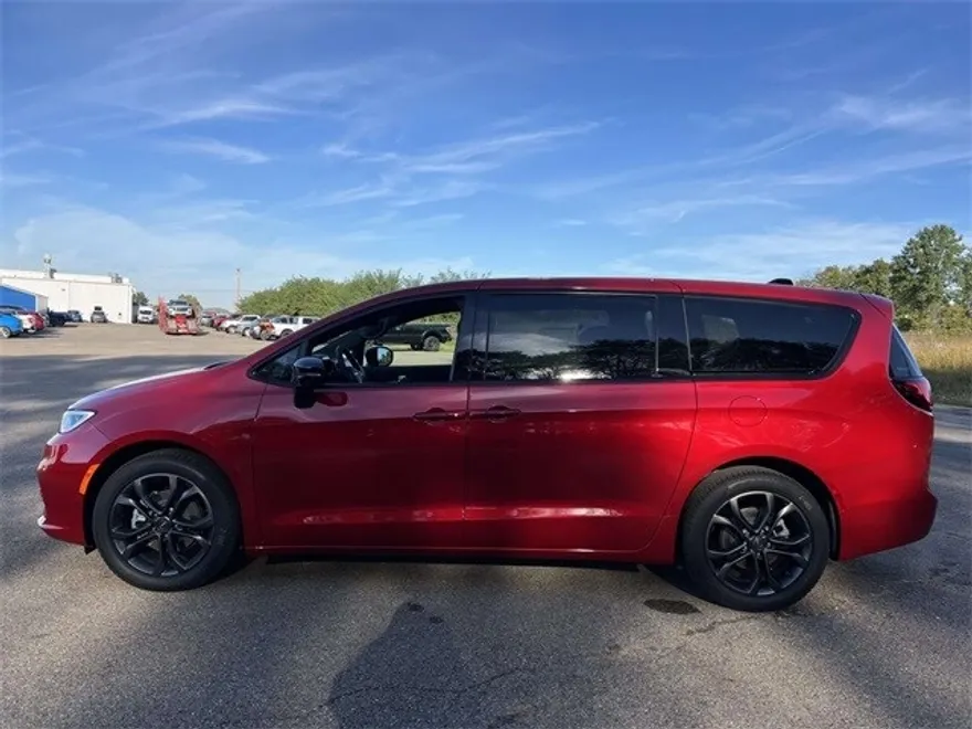 2026 Chrysler Pacifica photo 1