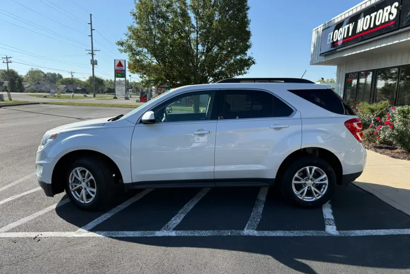 2017 Chevrolet Equinox LT photo 1