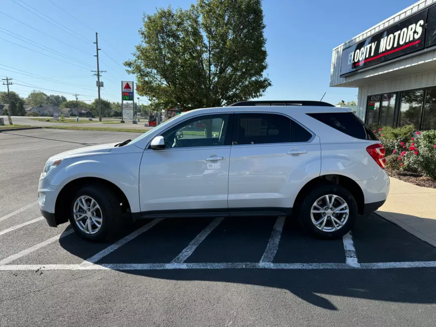 2017 Chevrolet Equinox LT photo 1