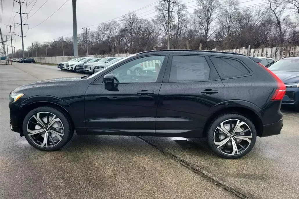 2025 Volvo XC60 B5 photo 1