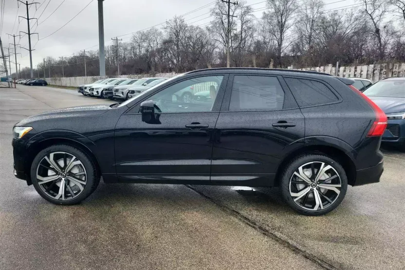 2025 Volvo XC60 B5 photo 1