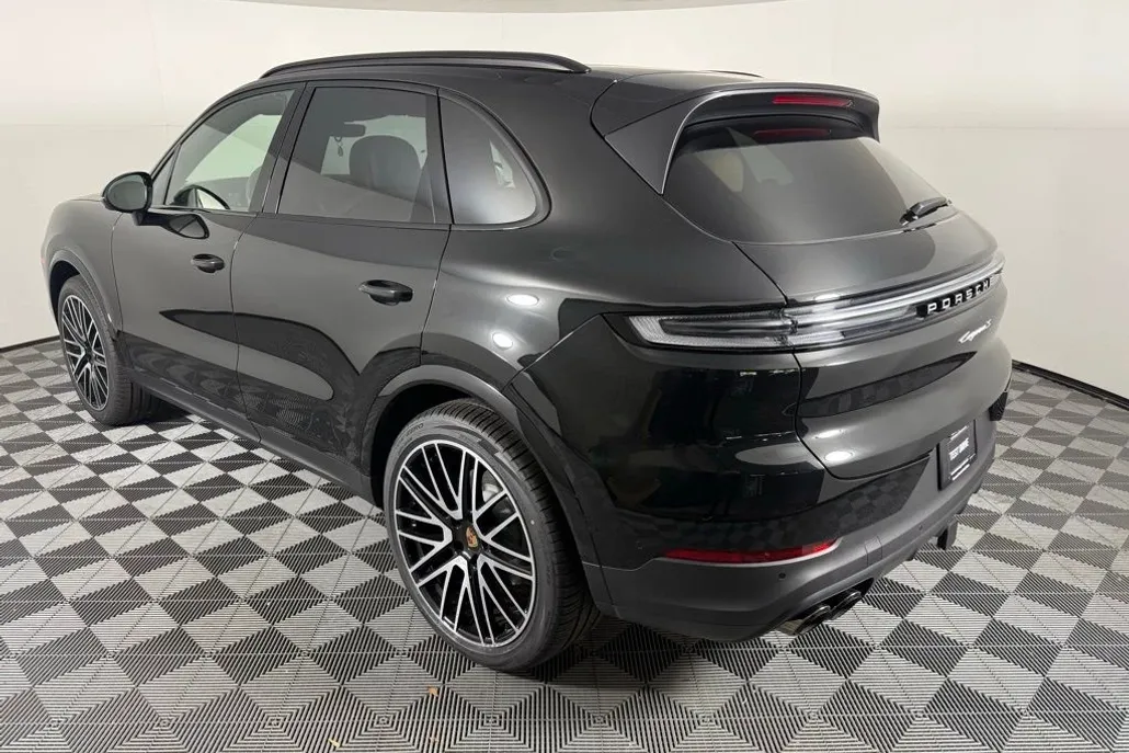 2025 Porsche Cayenne S photo 1