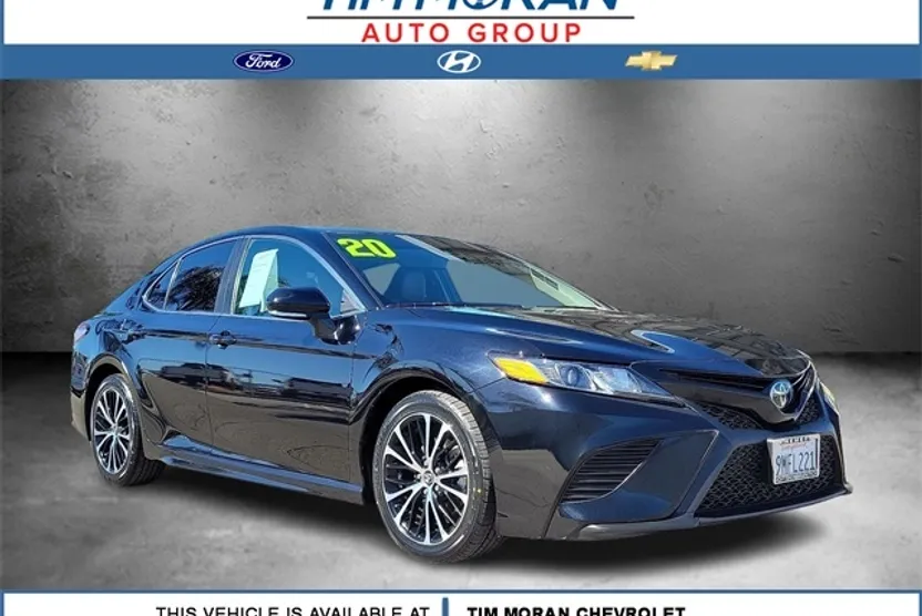 2020 Toyota Camry SE photo 1