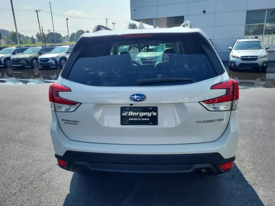 2022 Subaru Forester Premium photo 1