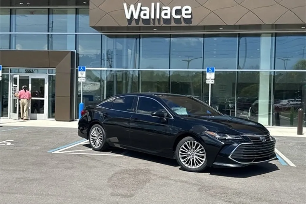 2022 Toyota Avalon Hybrid Limited photo 1