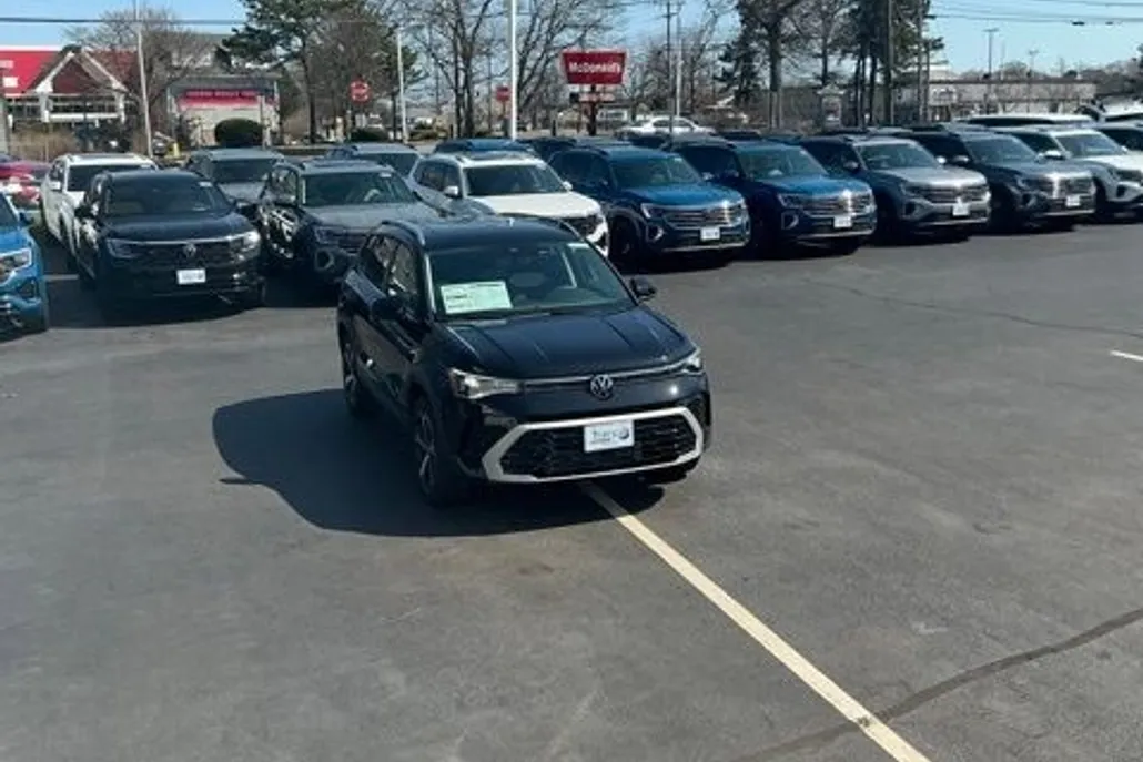 2025 Volkswagen Taos SEL photo 1