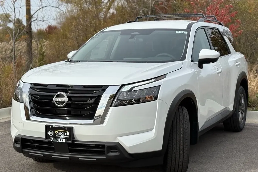 2025 Nissan Pathfinder SV photo 1
