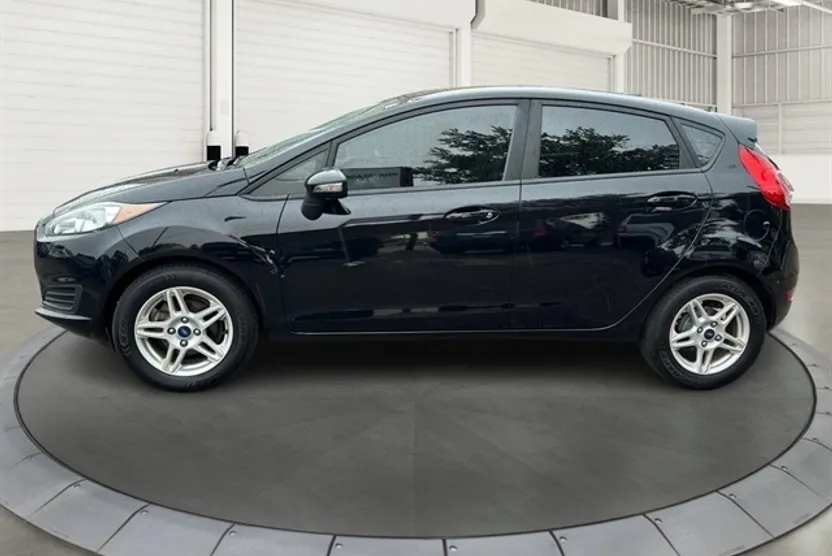 2017 Ford Fiesta SE photo 1