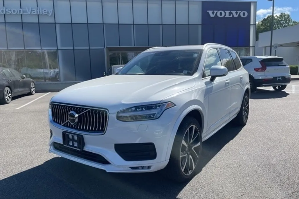 2022 Volvo XC90 T6 AWD Momentum photo 1