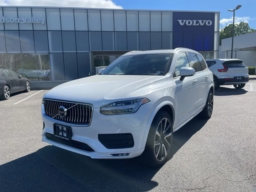 2022 Volvo XC90 T6 AWD Momentum photo 1