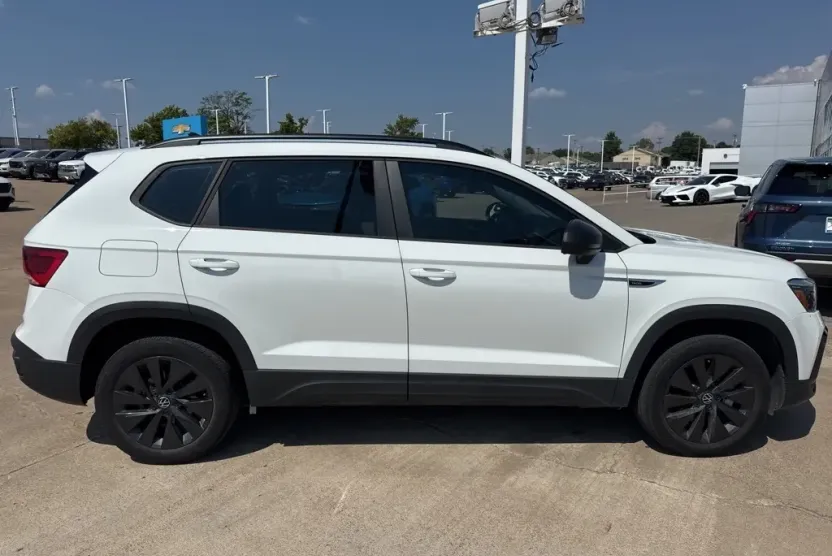 2022 Volkswagen Taos S photo 1
