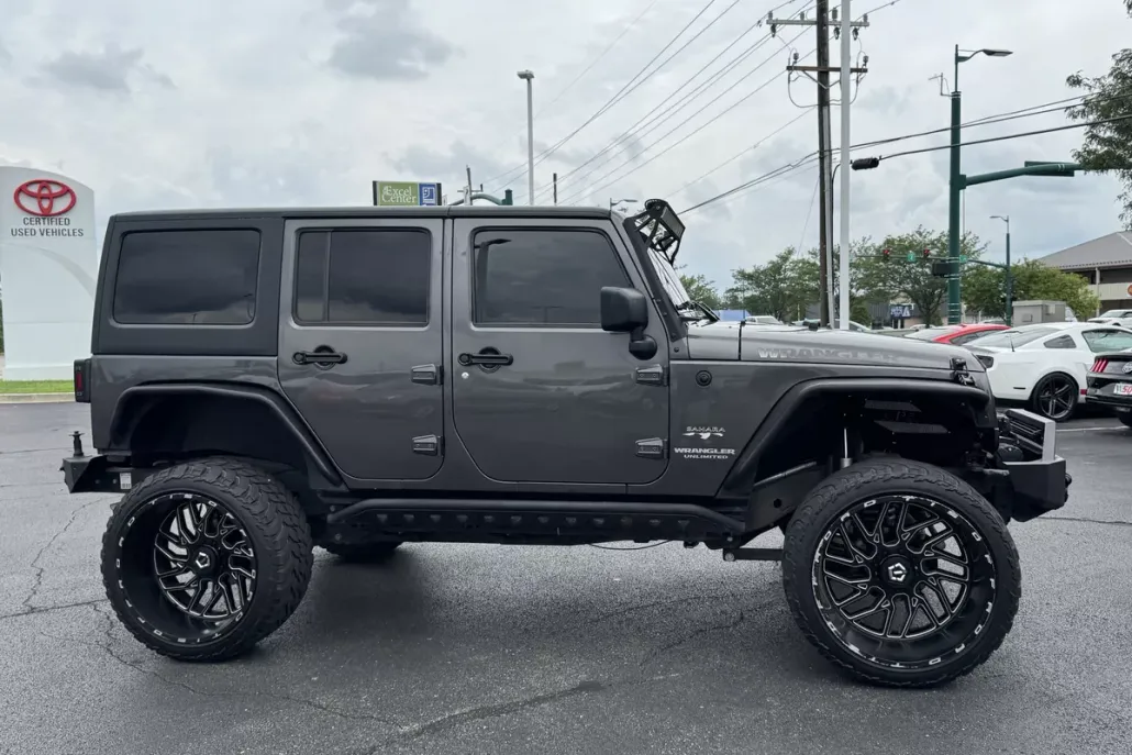 2017 Jeep Wrangler Unlimited Sahara photo 1
