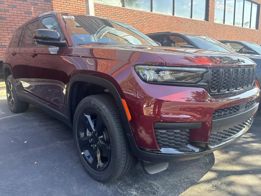 2025 Jeep Grand Cherokee Altitude photo 1