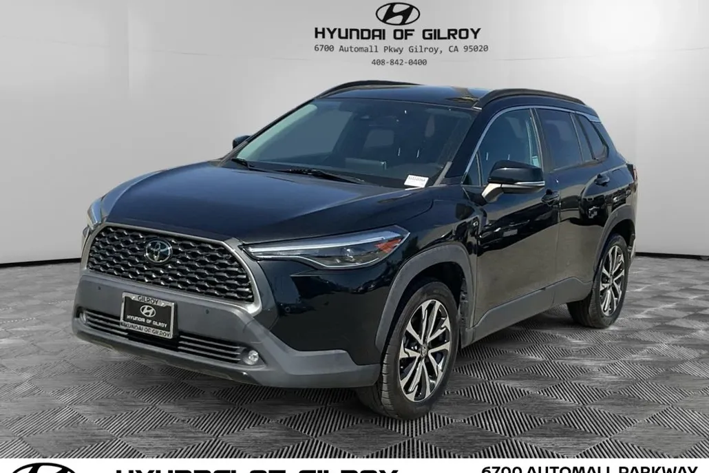2022 Toyota Corolla Cross XLE photo 1